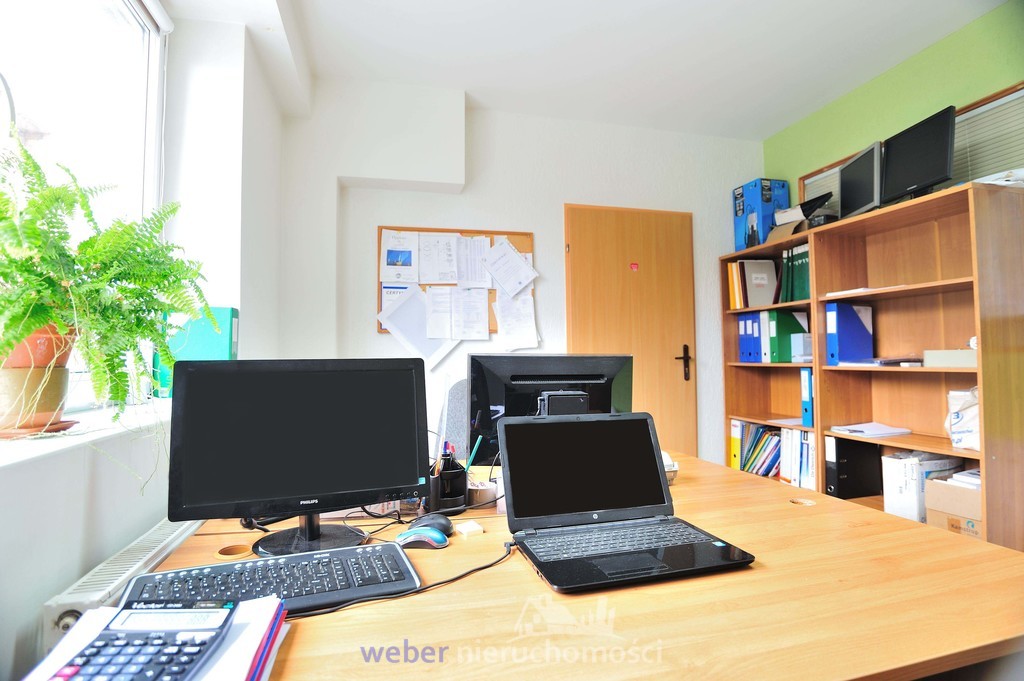 Pokoje biurowe w biurowcu (2)