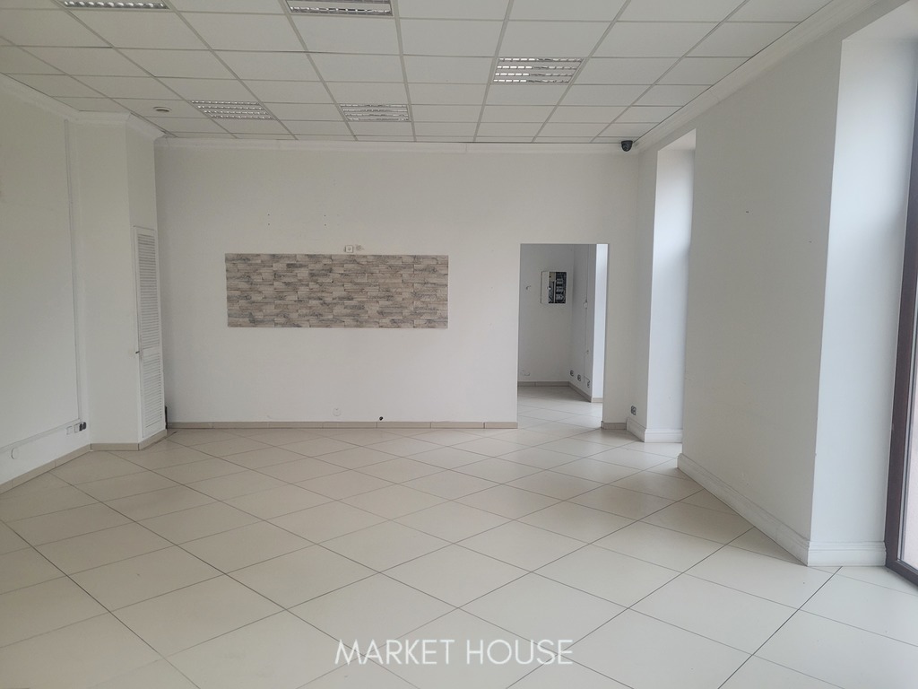 Lokal w centrum na parterze z witrynami (3)
