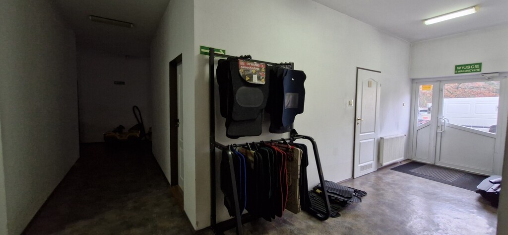 Budynek magazynowy - zaplecze biurowe, produkcja. (8)