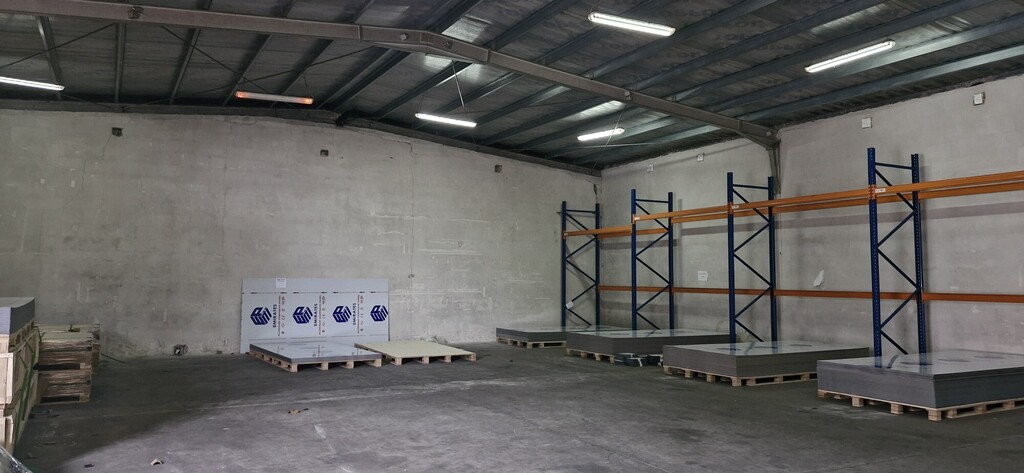 Budynek magazynowy - zaplecze biurowe, produkcja. (1)