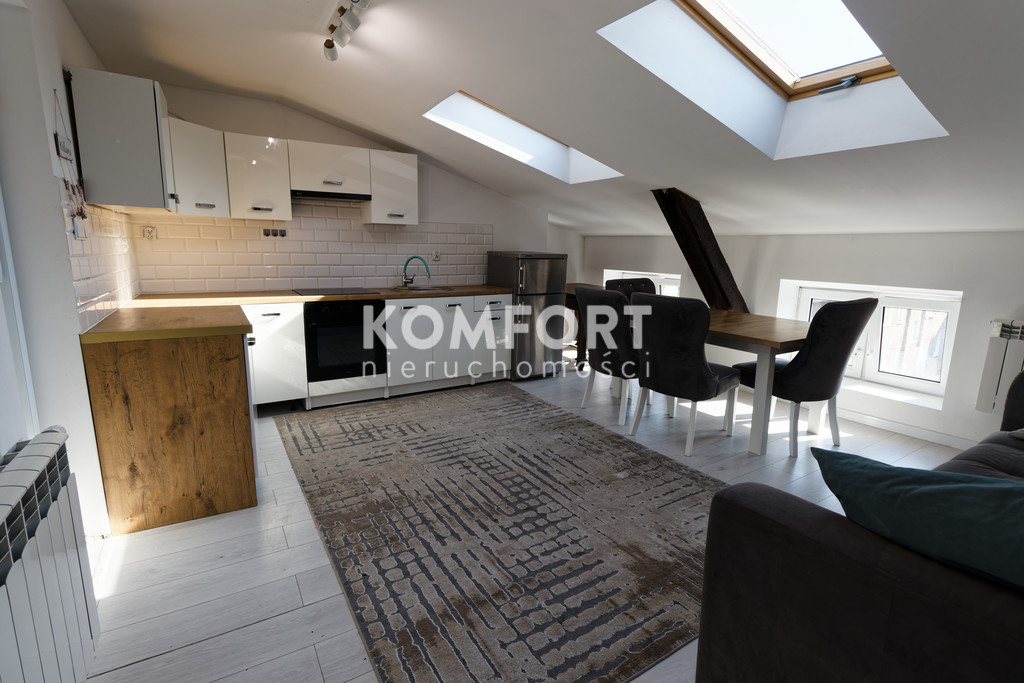 JASNE 3 POKOJE NA PODDASZU KOŁO PARK ŻEROMSKIEGO (1)