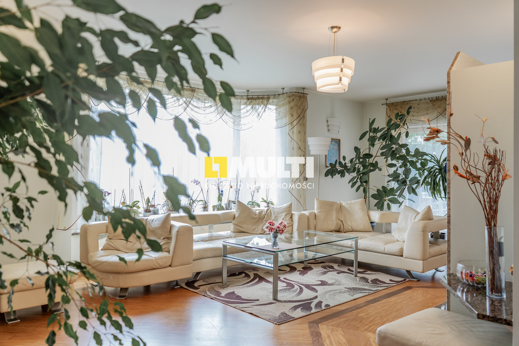 Dom wolnostojący z rozbudowanym podpiwniczeniem (1)