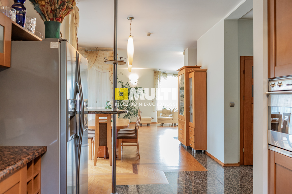 Dom wolnostojący z rozbudowanym podpiwniczeniem (9)