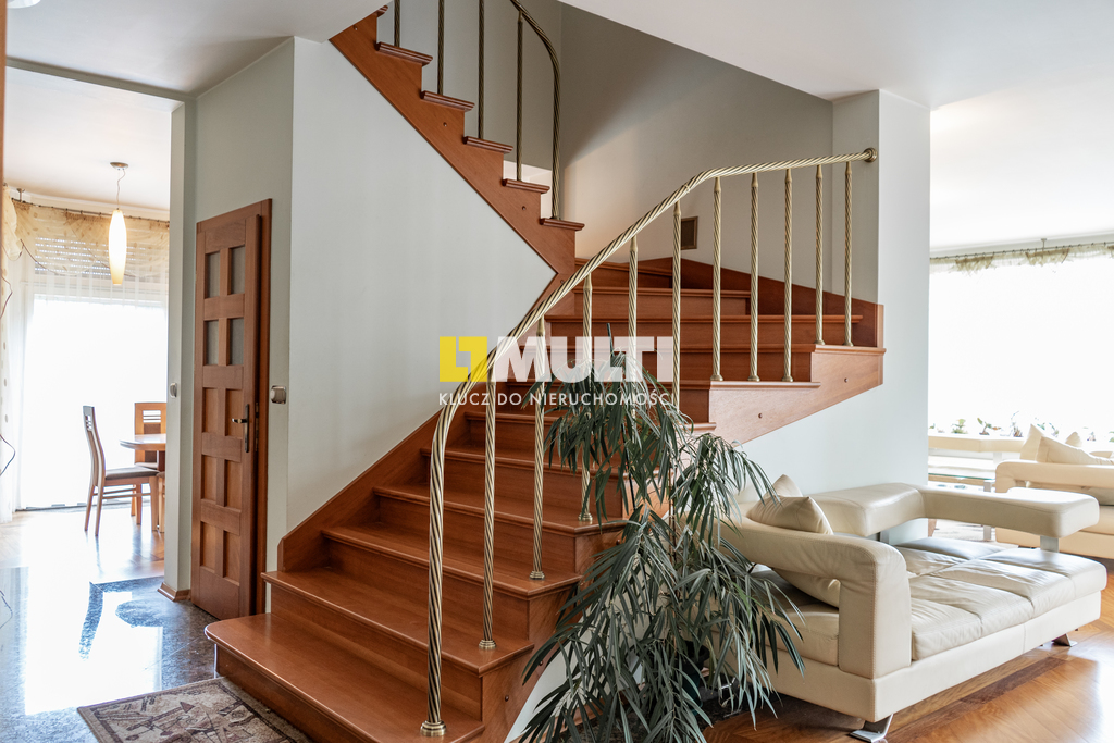 Dom wolnostojący z rozbudowanym podpiwniczeniem (12)