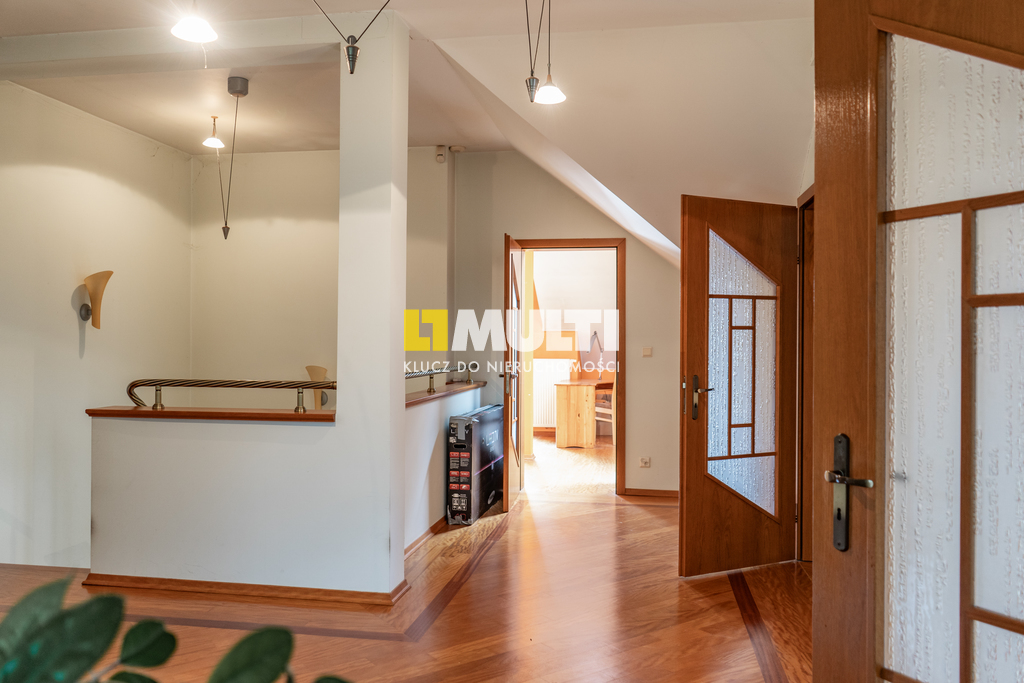 Dom wolnostojący z rozbudowanym podpiwniczeniem (13)