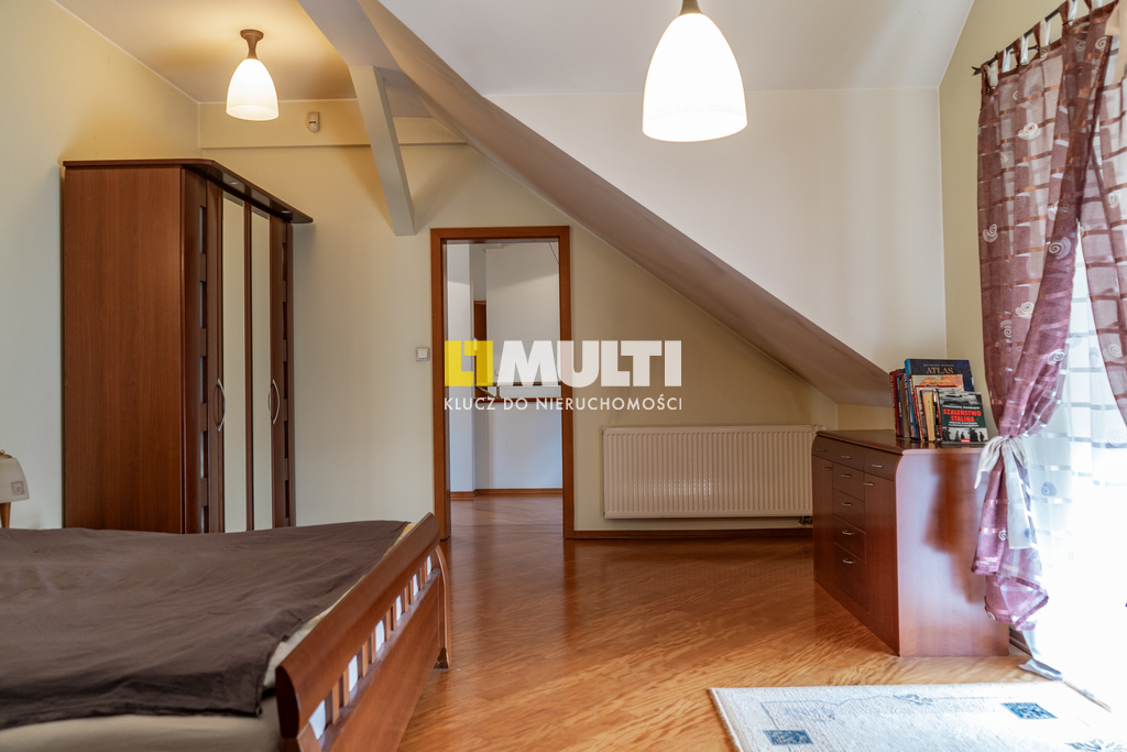 Dom wolnostojący z rozbudowanym podpiwniczeniem (16)