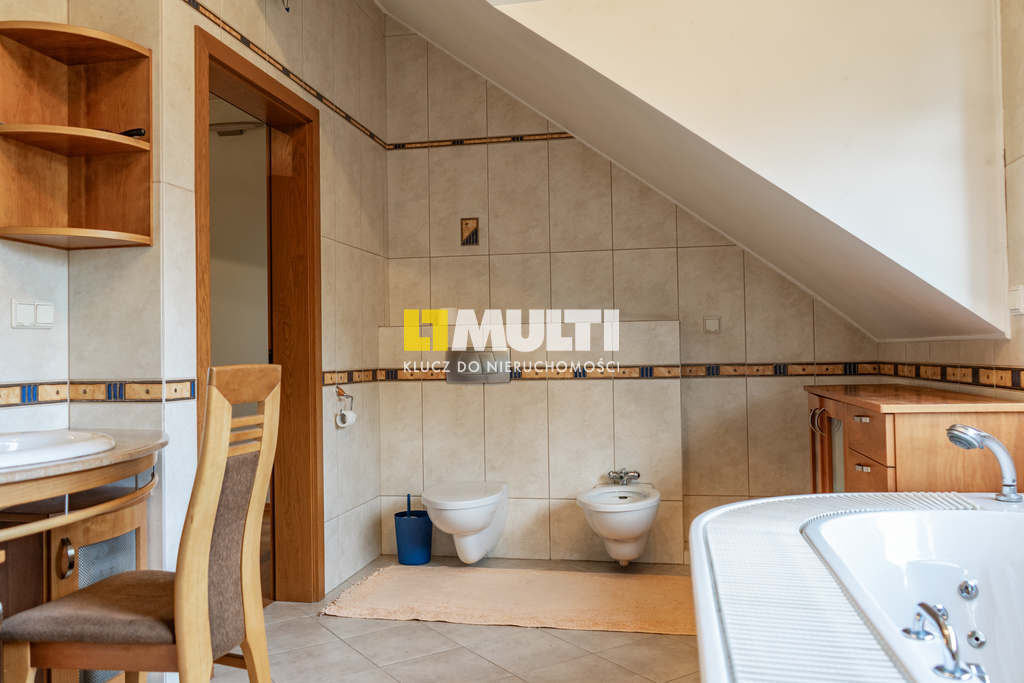 Dom wolnostojący z rozbudowanym podpiwniczeniem (19)