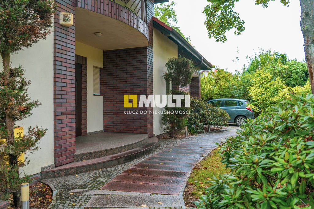 Dom wolnostojący z rozbudowanym podpiwniczeniem (21)