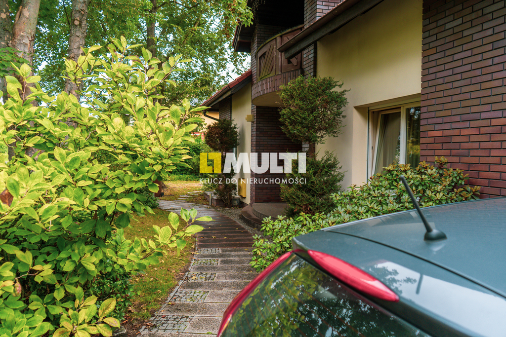 Dom wolnostojący z rozbudowanym podpiwniczeniem (22)