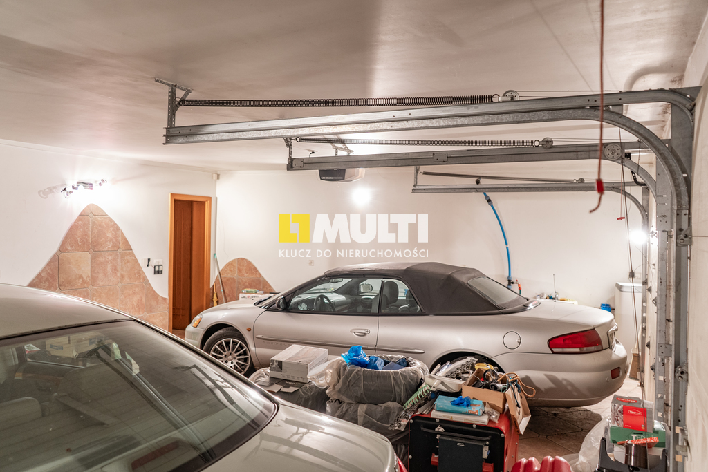 Dom wolnostojący z rozbudowanym podpiwniczeniem (24)