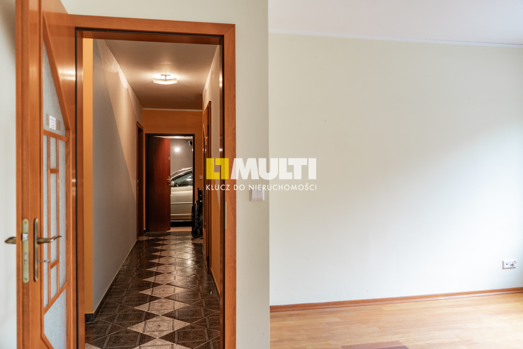 Dom wolnostojący z rozbudowanym podpiwniczeniem (25)