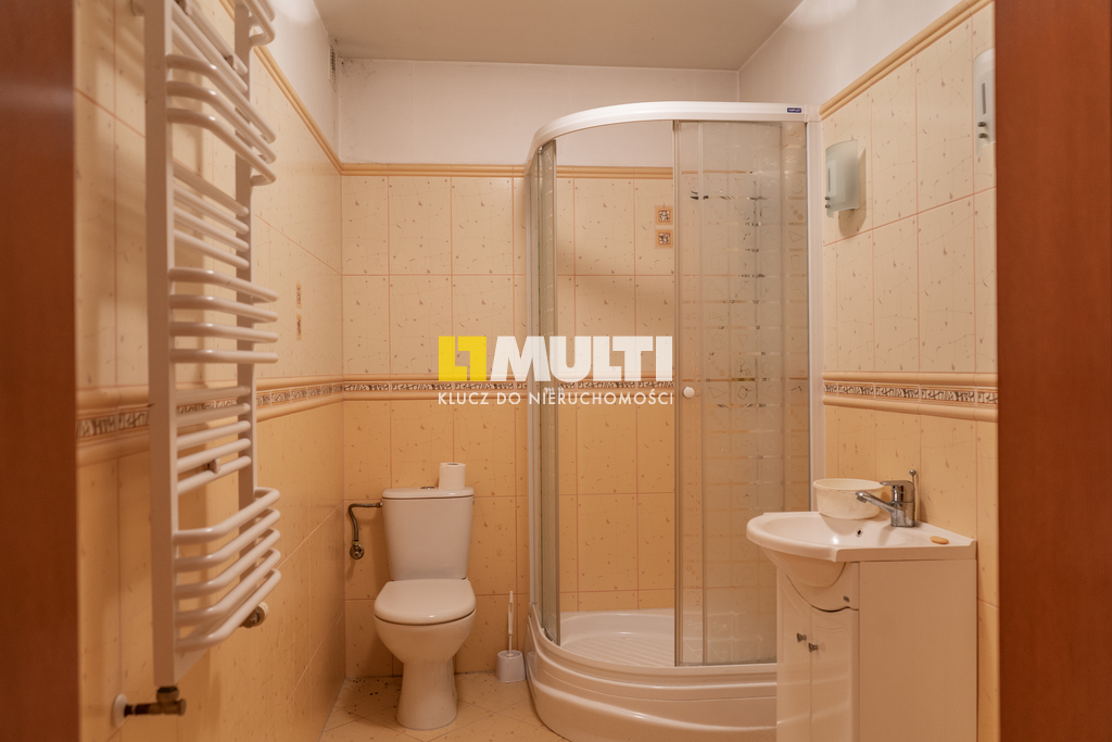 Dom wolnostojący z rozbudowanym podpiwniczeniem (28)