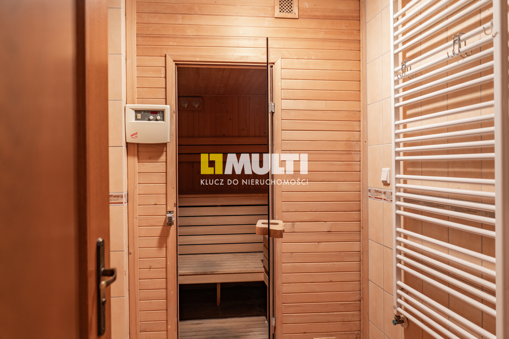 Dom wolnostojący z rozbudowanym podpiwniczeniem (30)