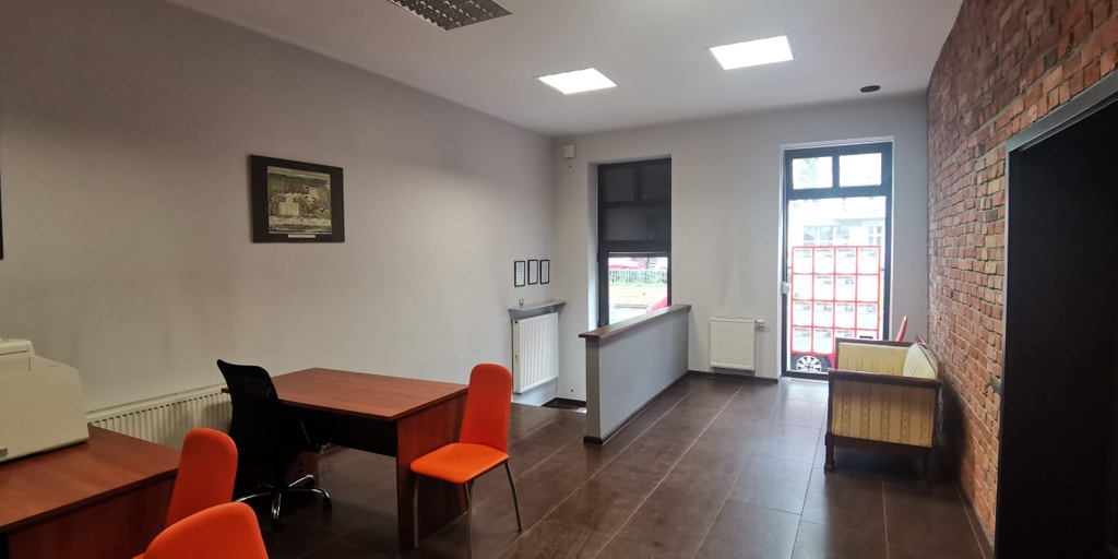 Lokal z wejściem z ulicy i witryną, centrum. (5)