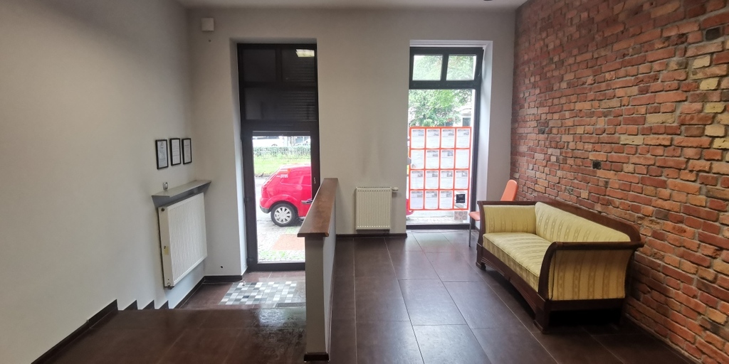 Lokal z wejściem z ulicy i witryną, centrum. (3)
