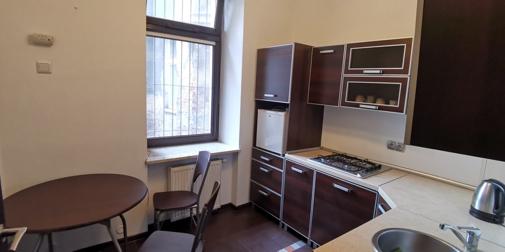 Lokal z wejściem z ulicy i witryną, centrum. (13)