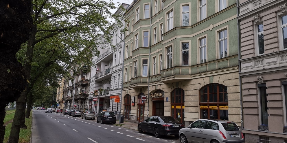 Lokal z wejściem z ulicy i witryną, centrum. (18)