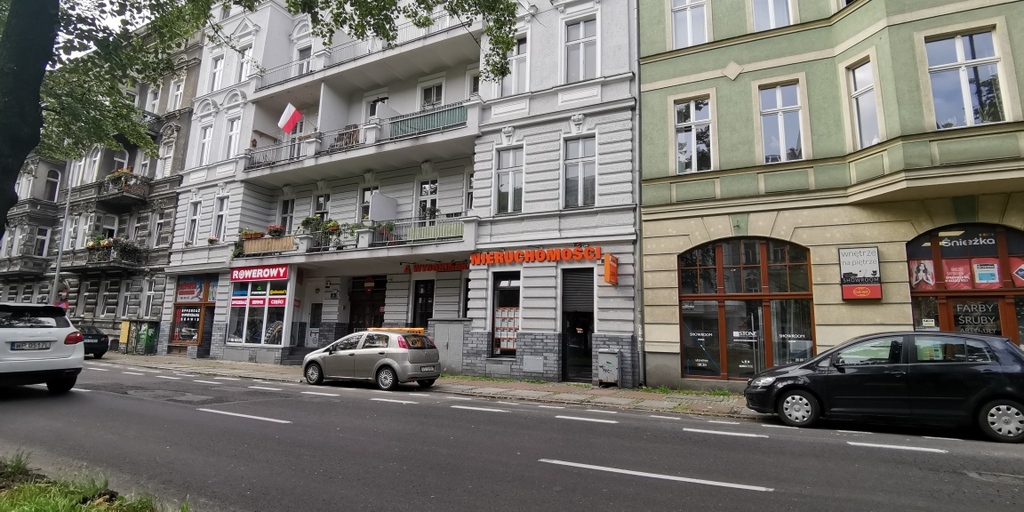 Lokal z wejściem z ulicy i witryną, centrum. (19)