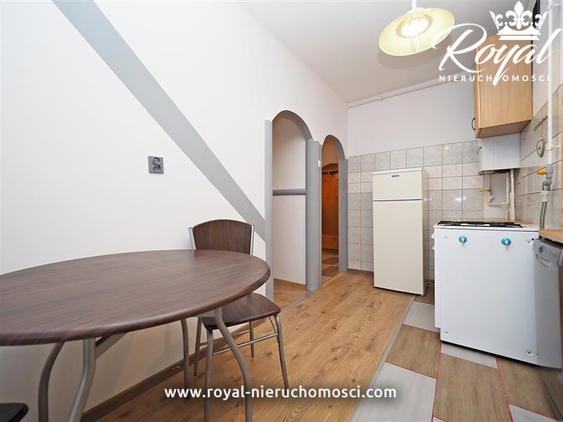 Duża kawalerka z komórką i m.postojowym ! (2)