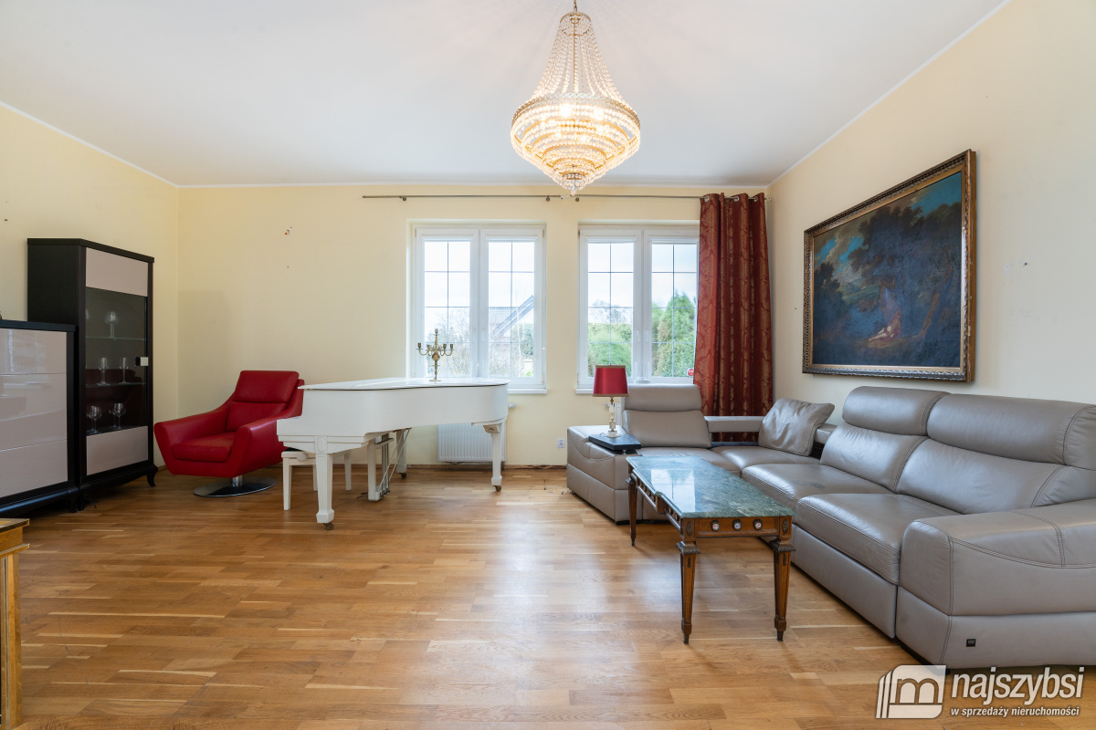 KOŁOBRZEG - PRZESTRONNY I STYLOWY DOM Z PIEKNĄ DZI (10)