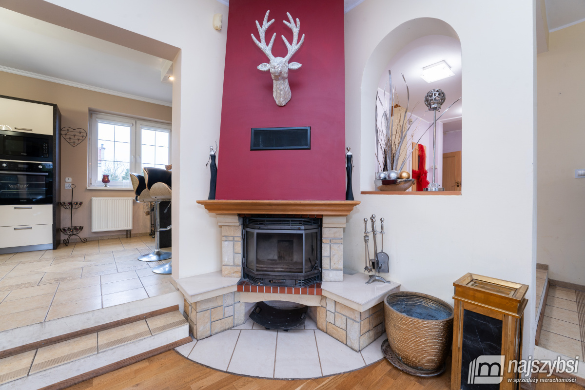 KOŁOBRZEG - PRZESTRONNY I STYLOWY DOM Z PIEKNĄ DZI (11)