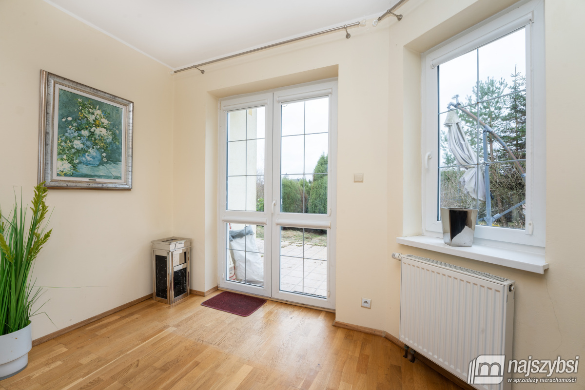 KOŁOBRZEG - PRZESTRONNY I STYLOWY DOM Z PIEKNĄ DZI (14)