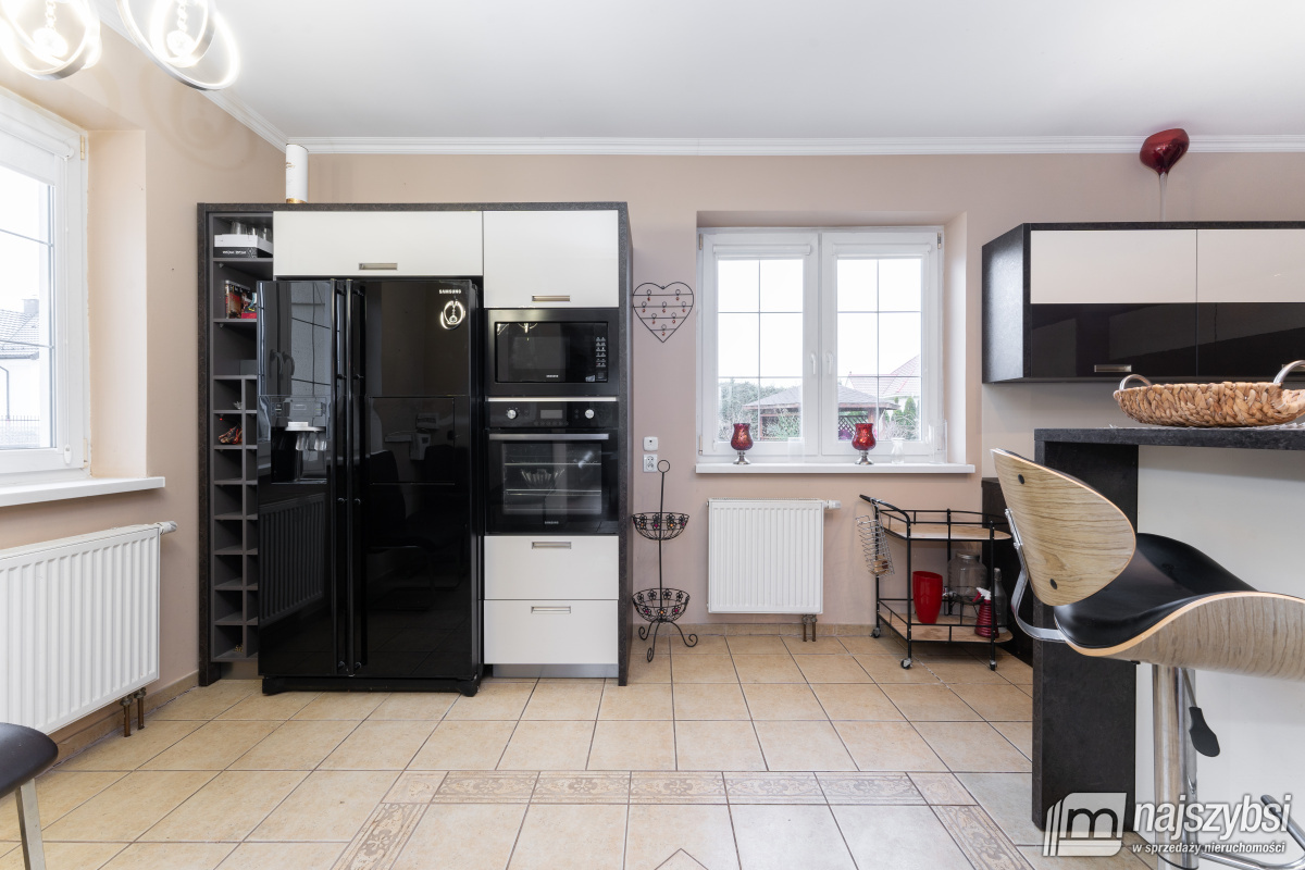 KOŁOBRZEG - PRZESTRONNY I STYLOWY DOM Z PIEKNĄ DZI (15)