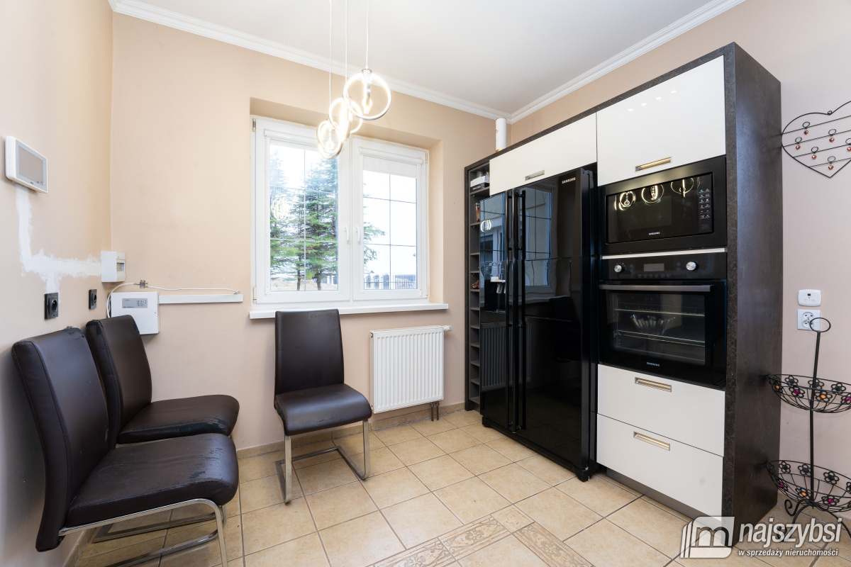 KOŁOBRZEG - PRZESTRONNY I STYLOWY DOM Z PIEKNĄ DZI (16)