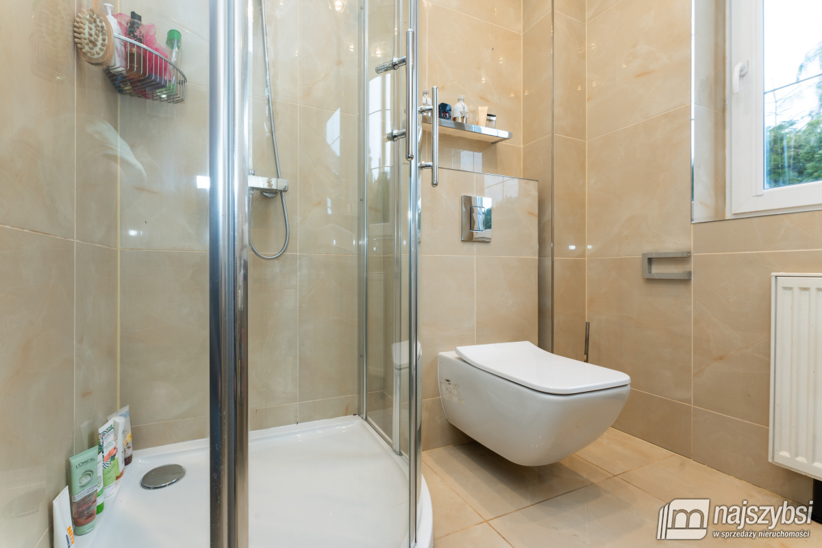 KOŁOBRZEG - PRZESTRONNY I STYLOWY DOM Z PIEKNĄ DZI (17)