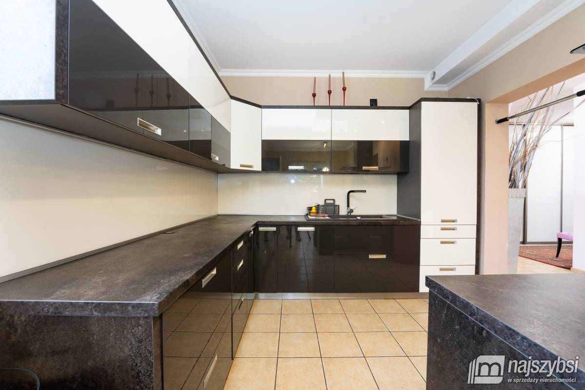 KOŁOBRZEG - PRZESTRONNY I STYLOWY DOM Z PIEKNĄ DZI (18)