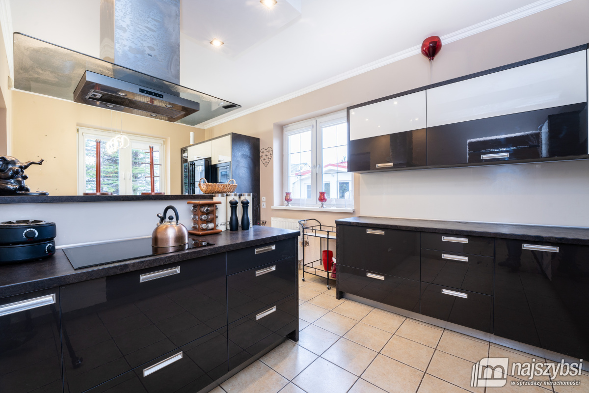 KOŁOBRZEG - PRZESTRONNY I STYLOWY DOM Z PIEKNĄ DZI (19)