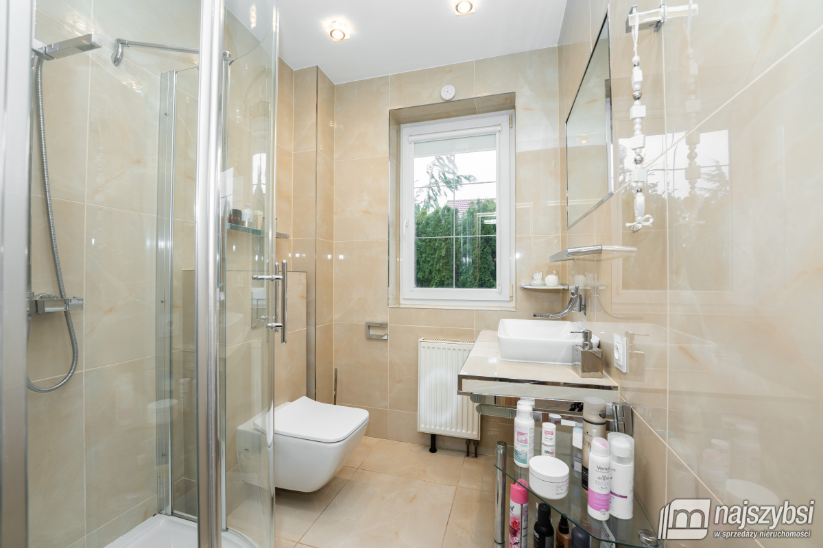 KOŁOBRZEG - PRZESTRONNY I STYLOWY DOM Z PIEKNĄ DZI (20)