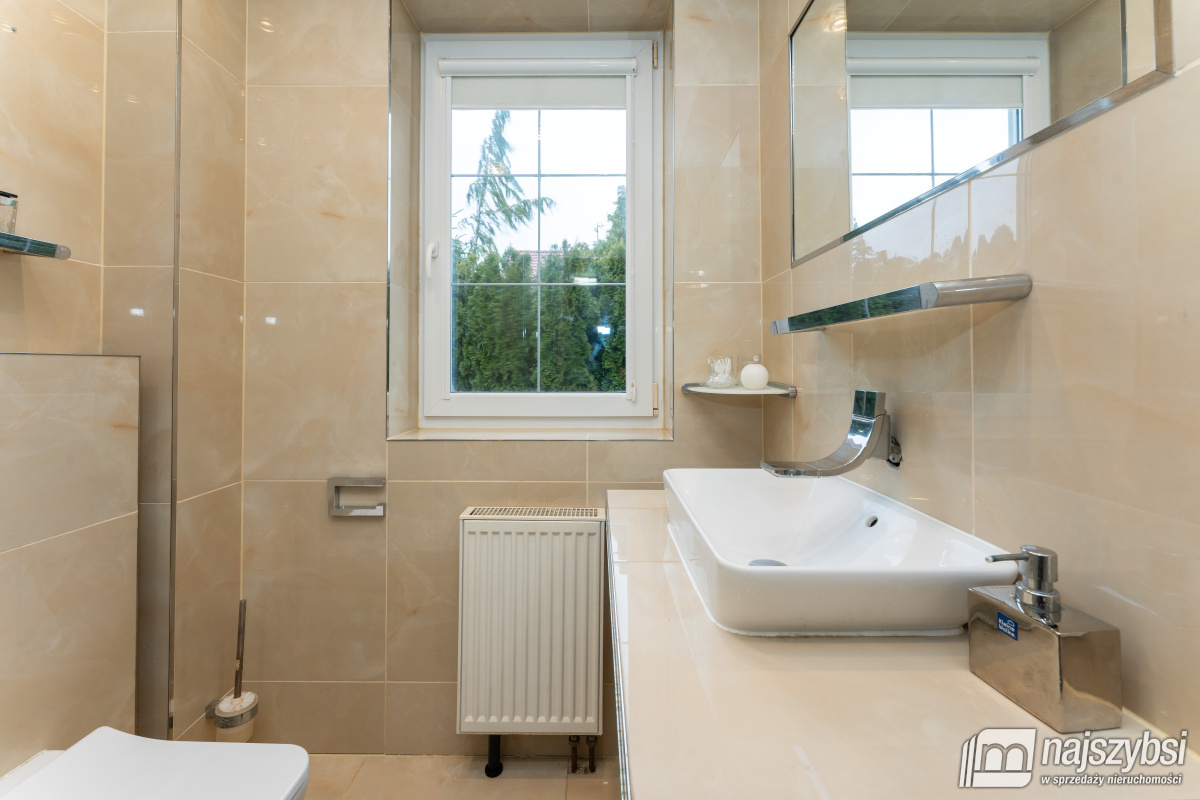 KOŁOBRZEG - PRZESTRONNY I STYLOWY DOM Z PIEKNĄ DZI (21)