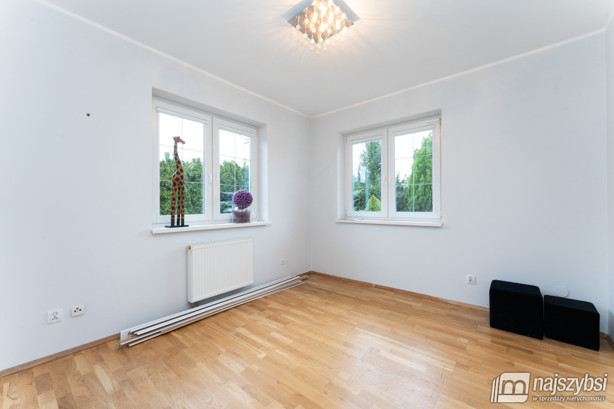 KOŁOBRZEG - PRZESTRONNY I STYLOWY DOM Z PIEKNĄ DZI (22)