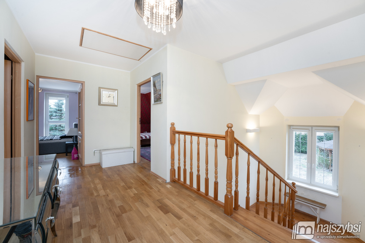 KOŁOBRZEG - PRZESTRONNY I STYLOWY DOM Z PIEKNĄ DZI (24)