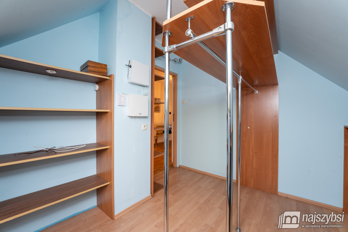 KOŁOBRZEG - PRZESTRONNY I STYLOWY DOM Z PIEKNĄ DZI (26)