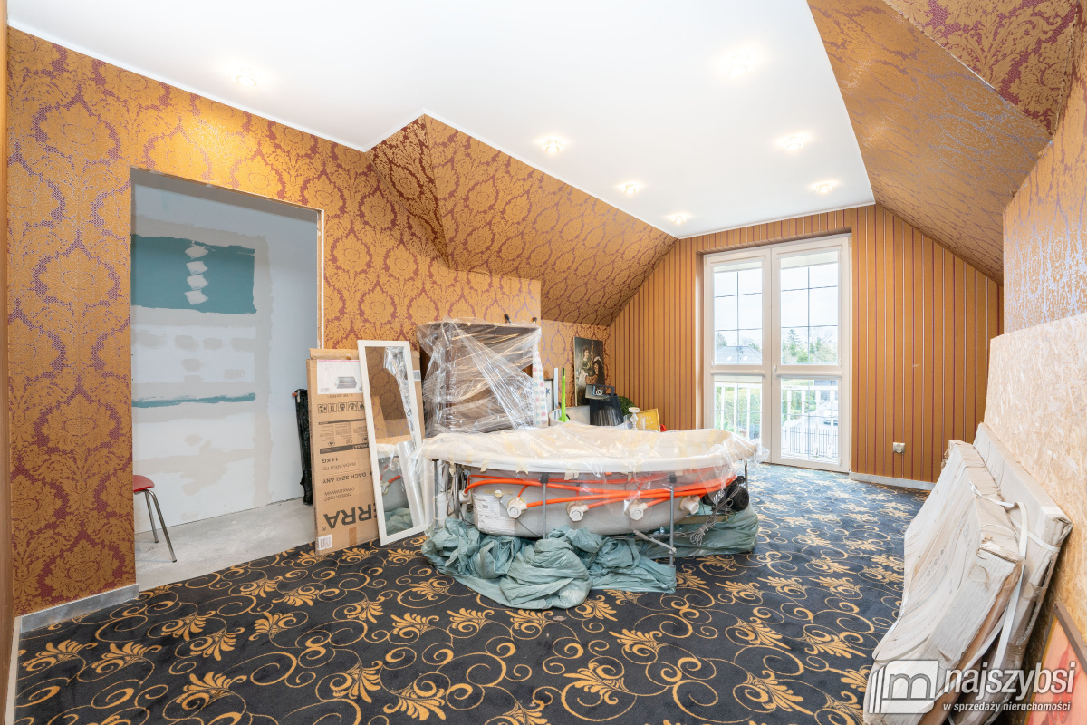 KOŁOBRZEG - PRZESTRONNY I STYLOWY DOM Z PIEKNĄ DZI (27)