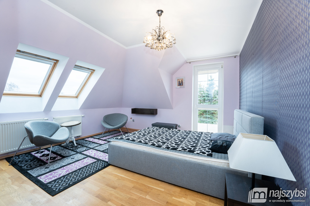 KOŁOBRZEG - PRZESTRONNY I STYLOWY DOM Z PIEKNĄ DZI (29)