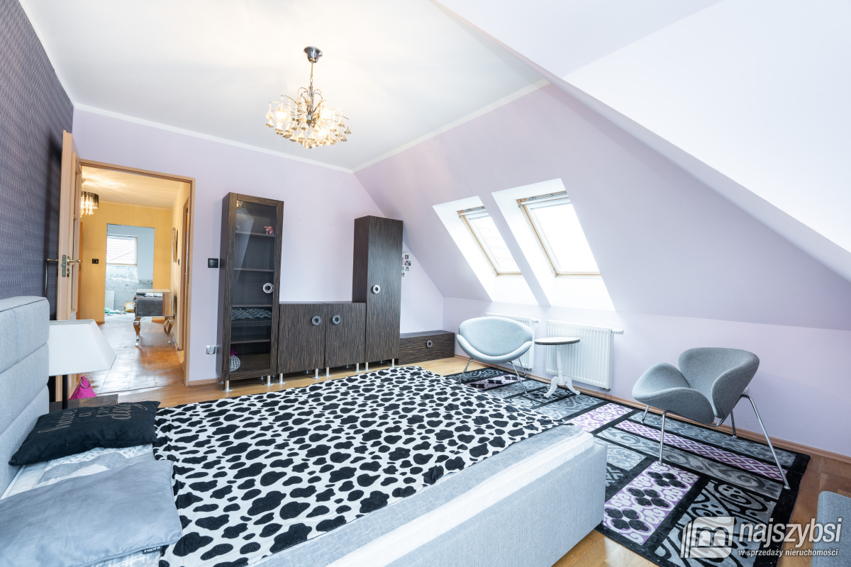 KOŁOBRZEG - PRZESTRONNY I STYLOWY DOM Z PIEKNĄ DZI (30)