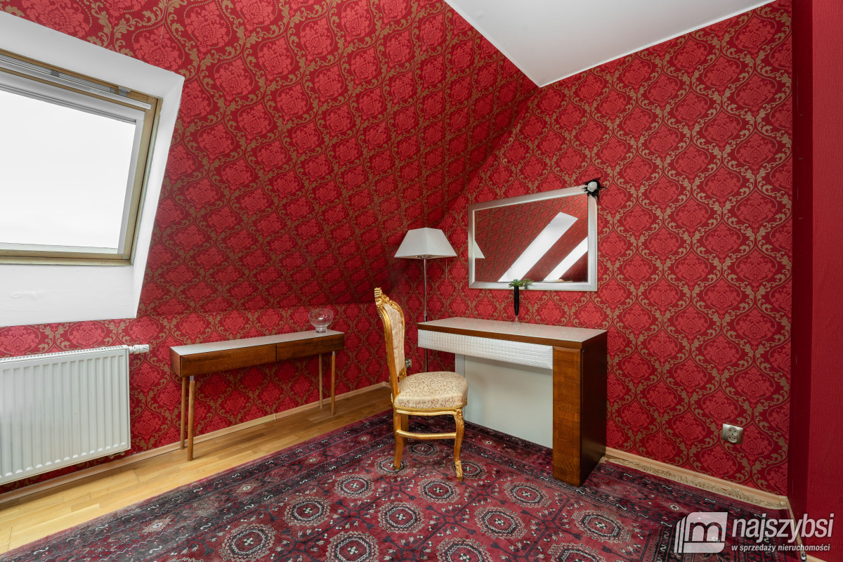 KOŁOBRZEG - PRZESTRONNY I STYLOWY DOM Z PIEKNĄ DZI (32)