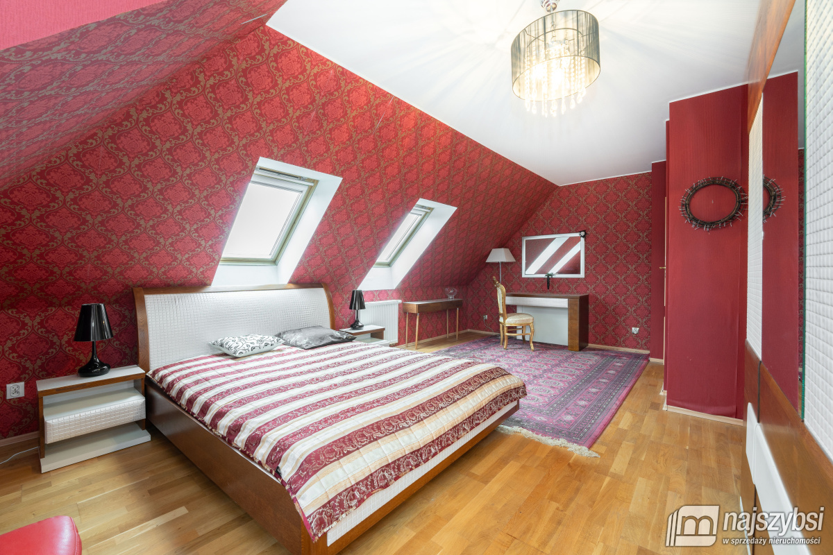 KOŁOBRZEG - PRZESTRONNY I STYLOWY DOM Z PIEKNĄ DZI (33)