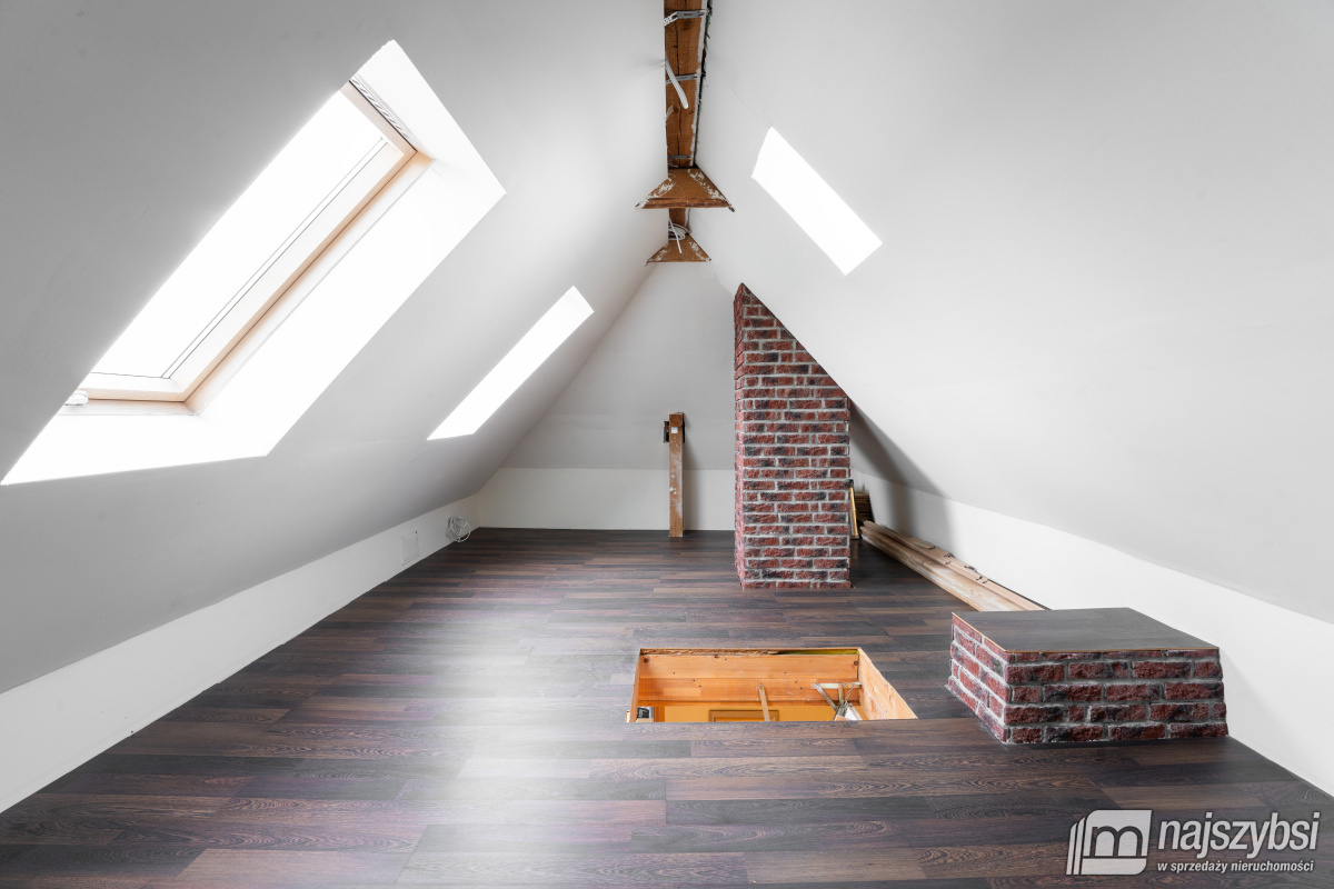 KOŁOBRZEG - PRZESTRONNY I STYLOWY DOM Z PIEKNĄ DZI (35)