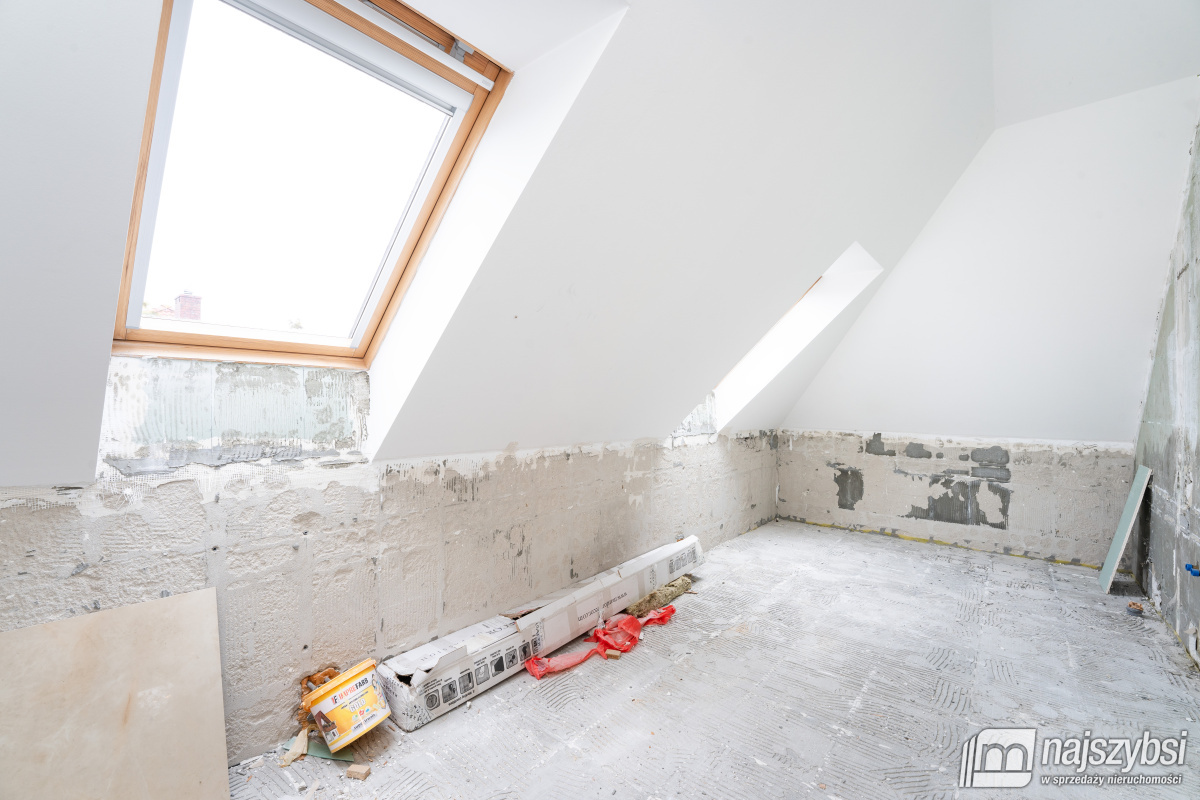 KOŁOBRZEG - PRZESTRONNY I STYLOWY DOM Z PIEKNĄ DZI (36)