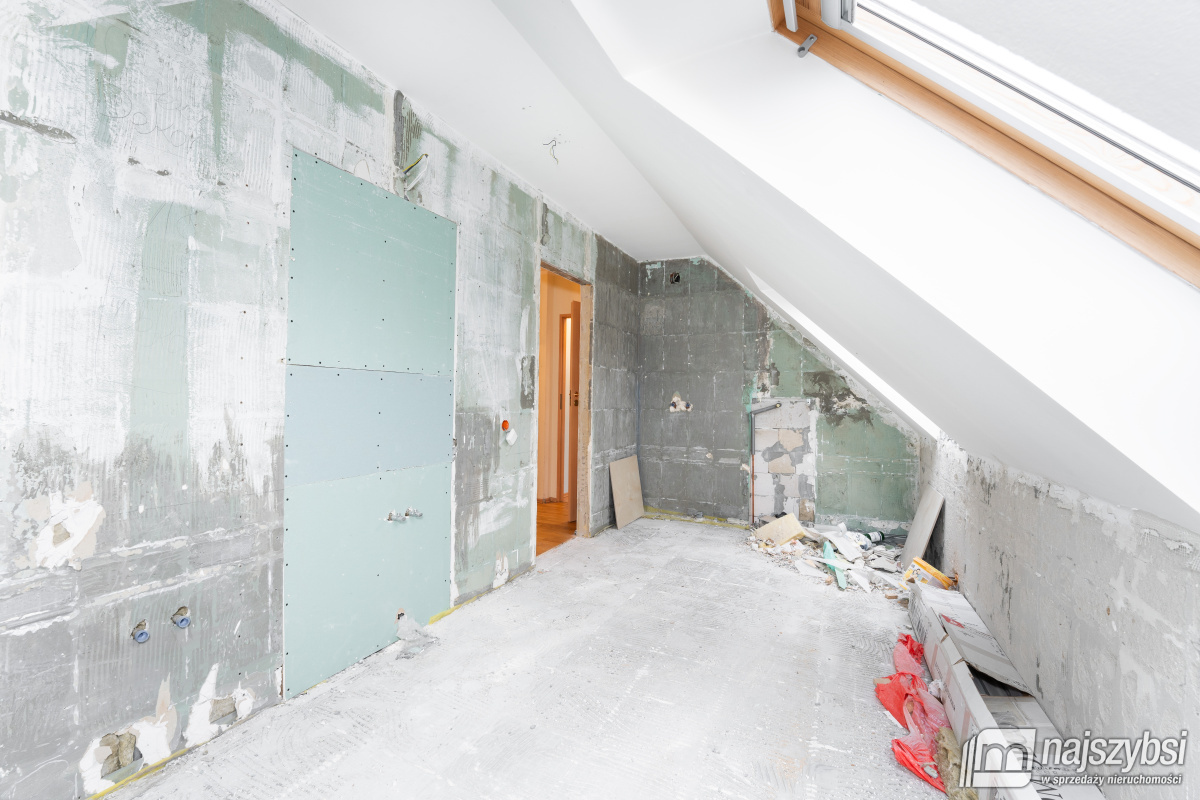 KOŁOBRZEG - PRZESTRONNY I STYLOWY DOM Z PIEKNĄ DZI (37)