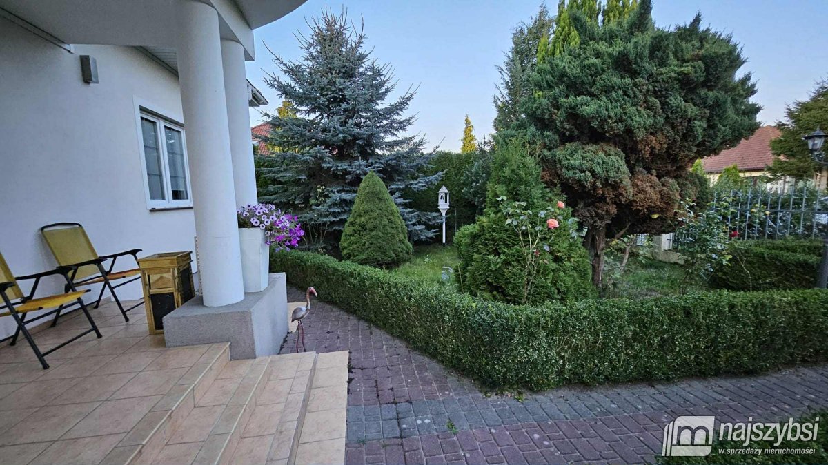 KOŁOBRZEG - PRZESTRONNY I STYLOWY DOM Z PIEKNĄ DZI (40)