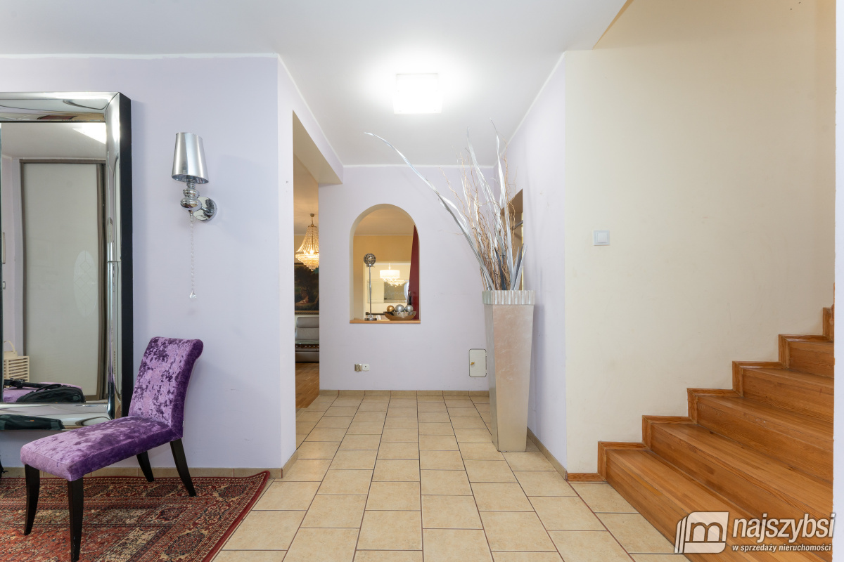 KOŁOBRZEG - PRZESTRONNY I STYLOWY DOM Z PIEKNĄ DZI (7)