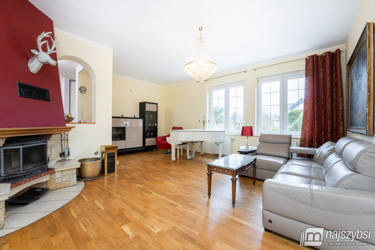 KOŁOBRZEG - PRZESTRONNY I STYLOWY DOM Z PIEKNĄ DZI (8)