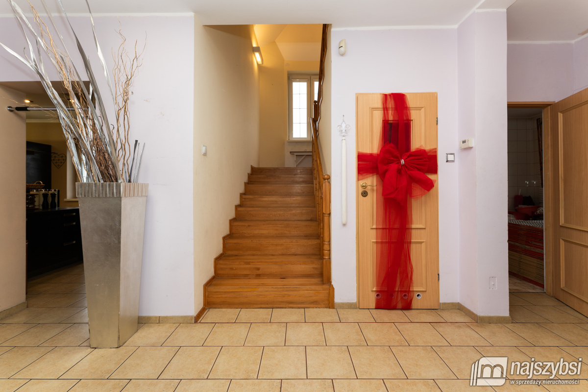 KOŁOBRZEG - PRZESTRONNY I STYLOWY DOM Z PIEKNĄ DZI (9)