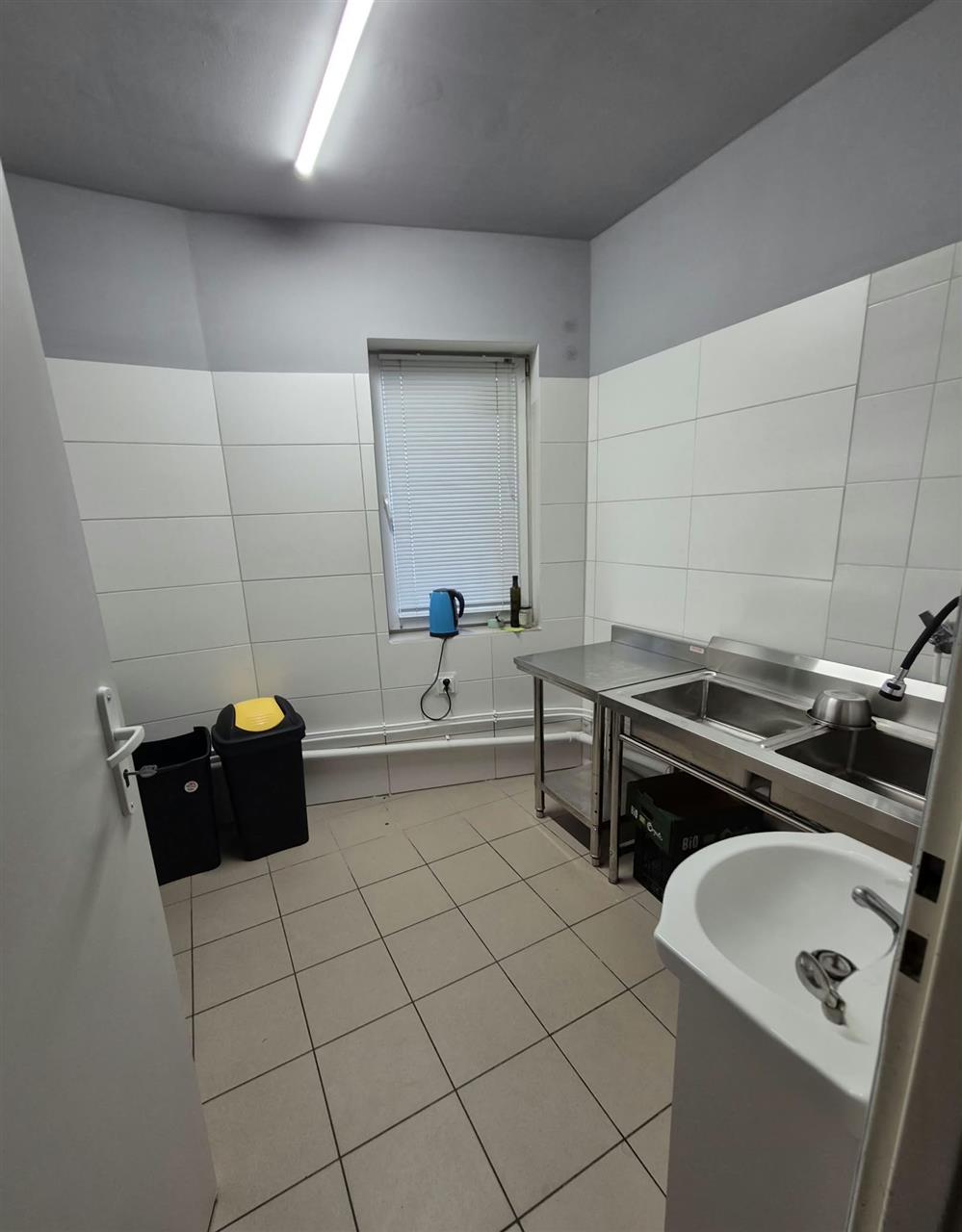 Lokal na osiedlu, witryny, parking! (14)