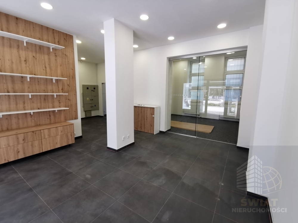 Lokal na sprzedaż w centrum miasta (2)